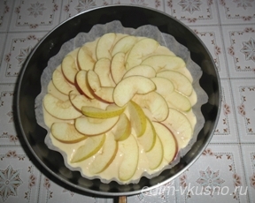 Пирог яблочный с безе и орехами