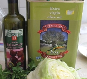 Масло оливковое и бальзамический уксус для салата из свежих овощей