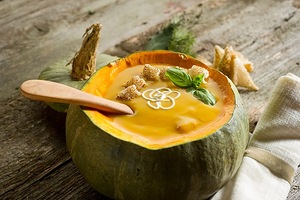 Тыквенный суп пюре со сливками, тимьяном и пармезаном